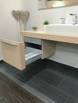 Waschbeckenunterschrank hängend 100 cm ohne Waschbecken – B2B-Showroom