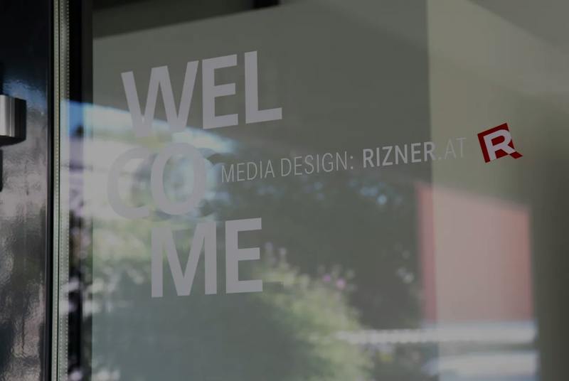 Corwin Rizner Hochwertiger Großformatdruck für aufmerksamkeitsstarke Werbesysteme ...