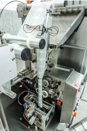 daniel_groz_soehne_gmbh_&_co._kg_-_ältestes_teekräuterwerk_deutschlands_firmenpräsentation_7_Pyramiden Teebeutel Maschine