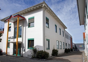 holzer_druck_&_medien_gmbh_&_co_kg_firmenpräsentation_2_Holzer Druck und Medien Haupteingang